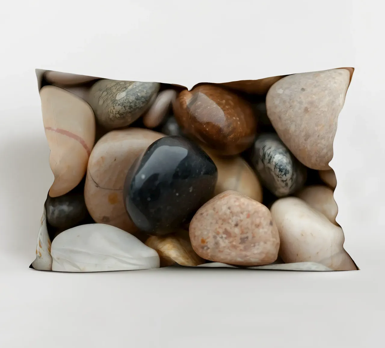 Collezione di pietre di fiume lisce di vari colori e dimensioni cuscino da DesignDoodle