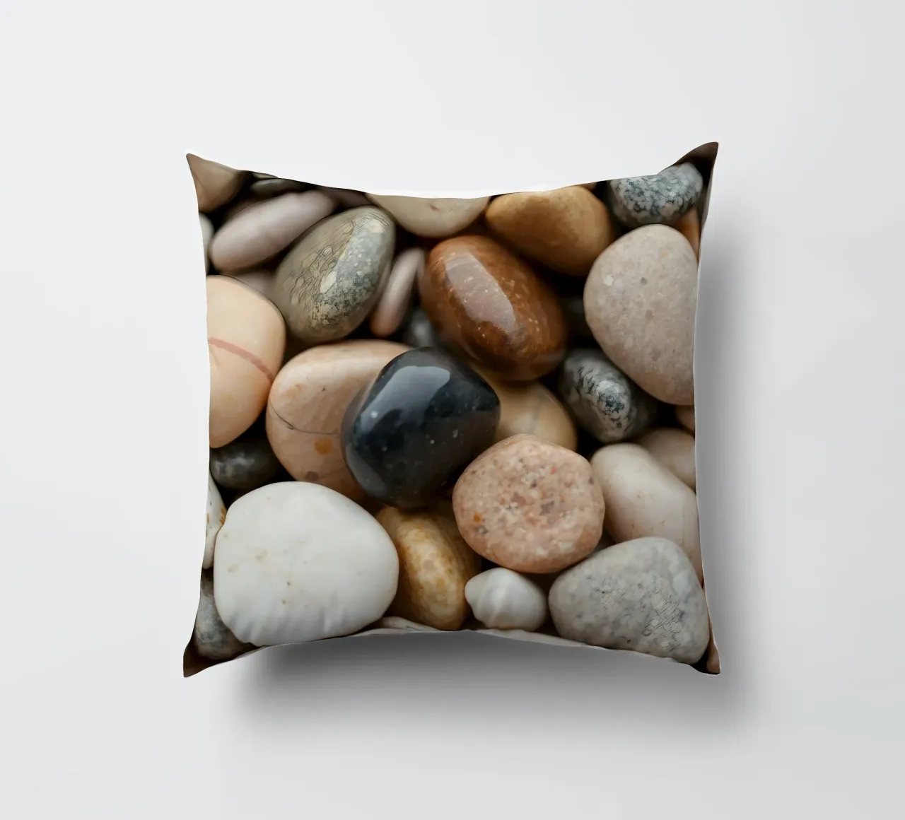 Collezione di pietre di fiume lisce di vari colori e dimensioni cuscino da DesignDoodle