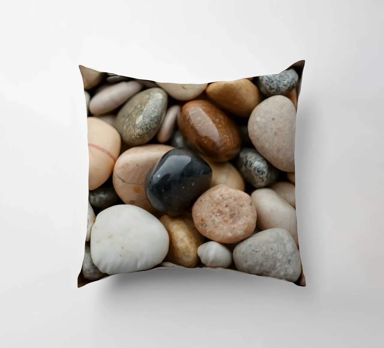 Collezione di pietre di fiume lisce di vari colori e dimensioni cuscino da DesignDoodle