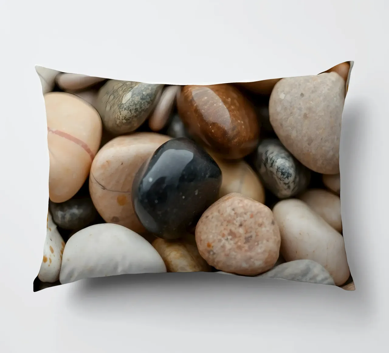 Collezione di pietre di fiume lisce di vari colori e dimensioni cuscino da DesignDoodle