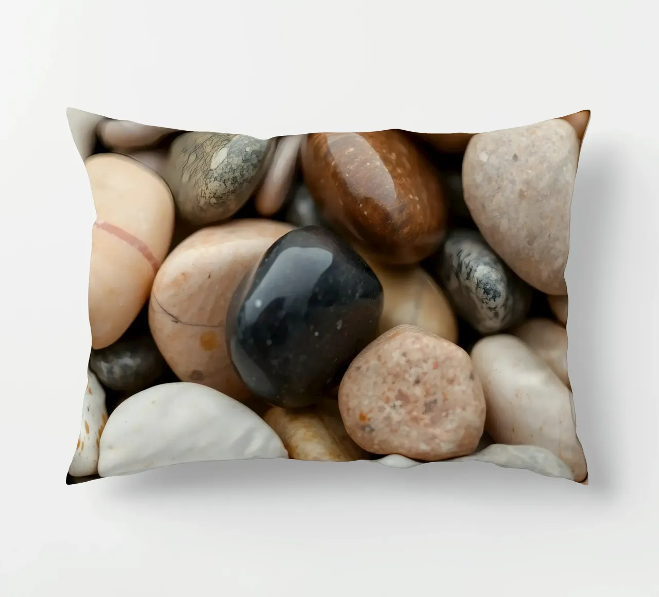 Collezione di pietre di fiume lisce di vari colori e dimensioni cuscino da DesignDoodle