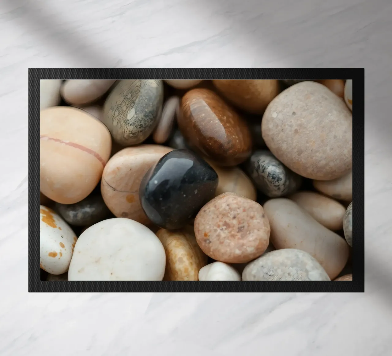 Collezione di pietre di fiume lisce di vari colori e dimensioni zerbino da DesignDoodle