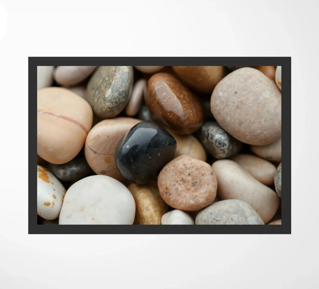 Collezione di pietre di fiume lisce di vari colori e dimensioni zerbino da DesignDoodle