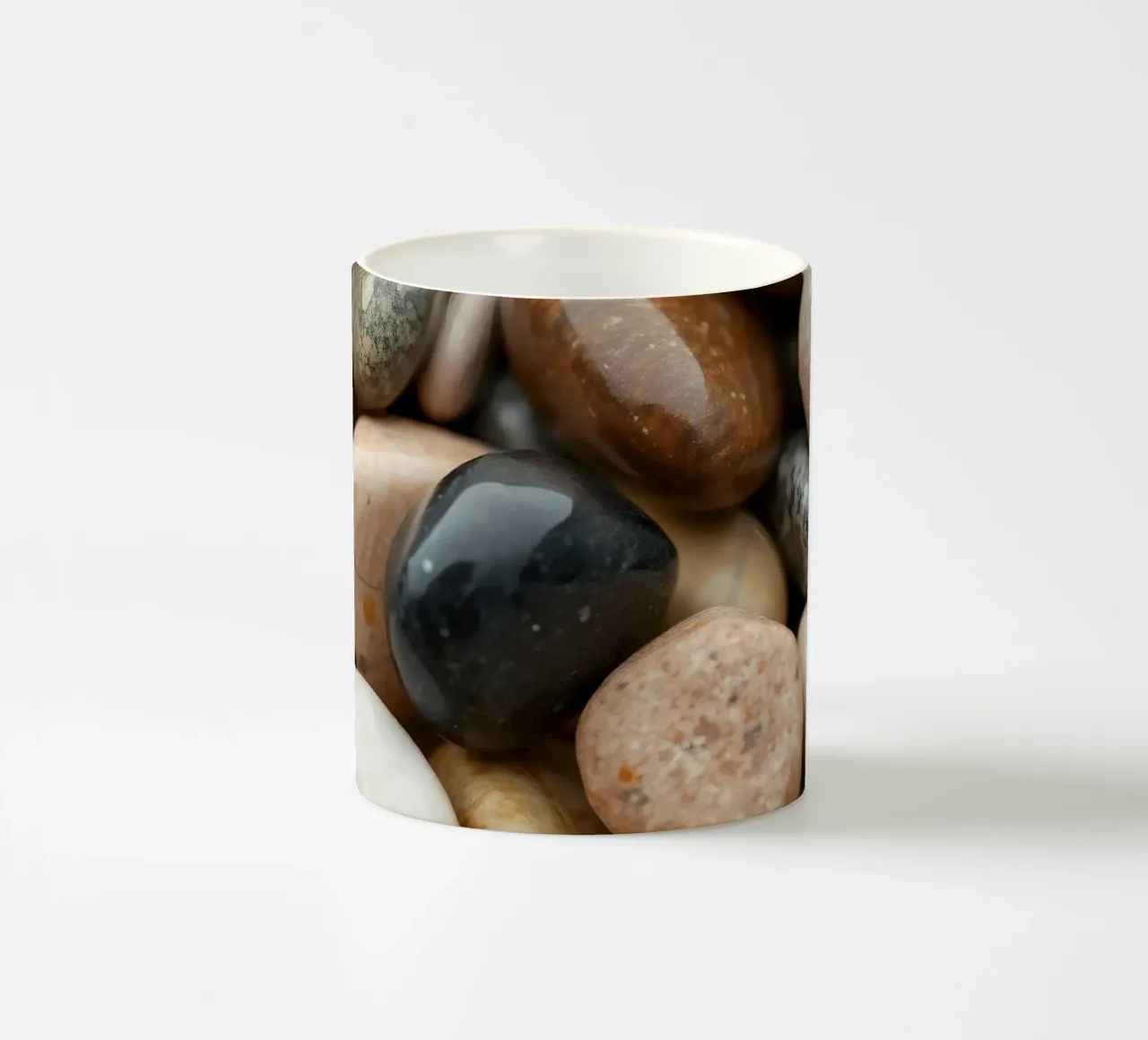 Collezione di pietre di fiume lisce di vari colori e dimensioni tazza in ceramica da DesignDoodle