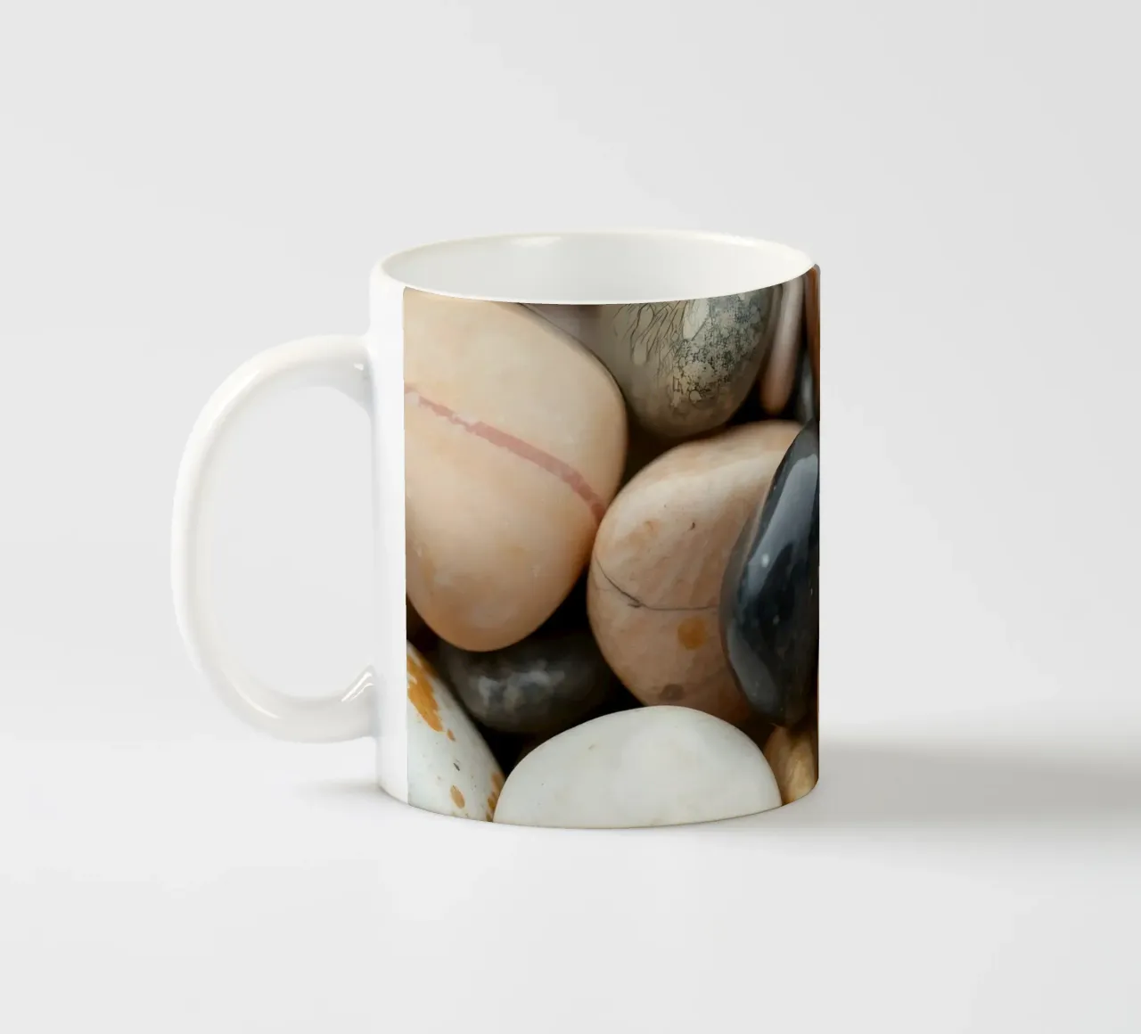Collezione di pietre di fiume lisce di vari colori e dimensioni tazza in ceramica da DesignDoodle
