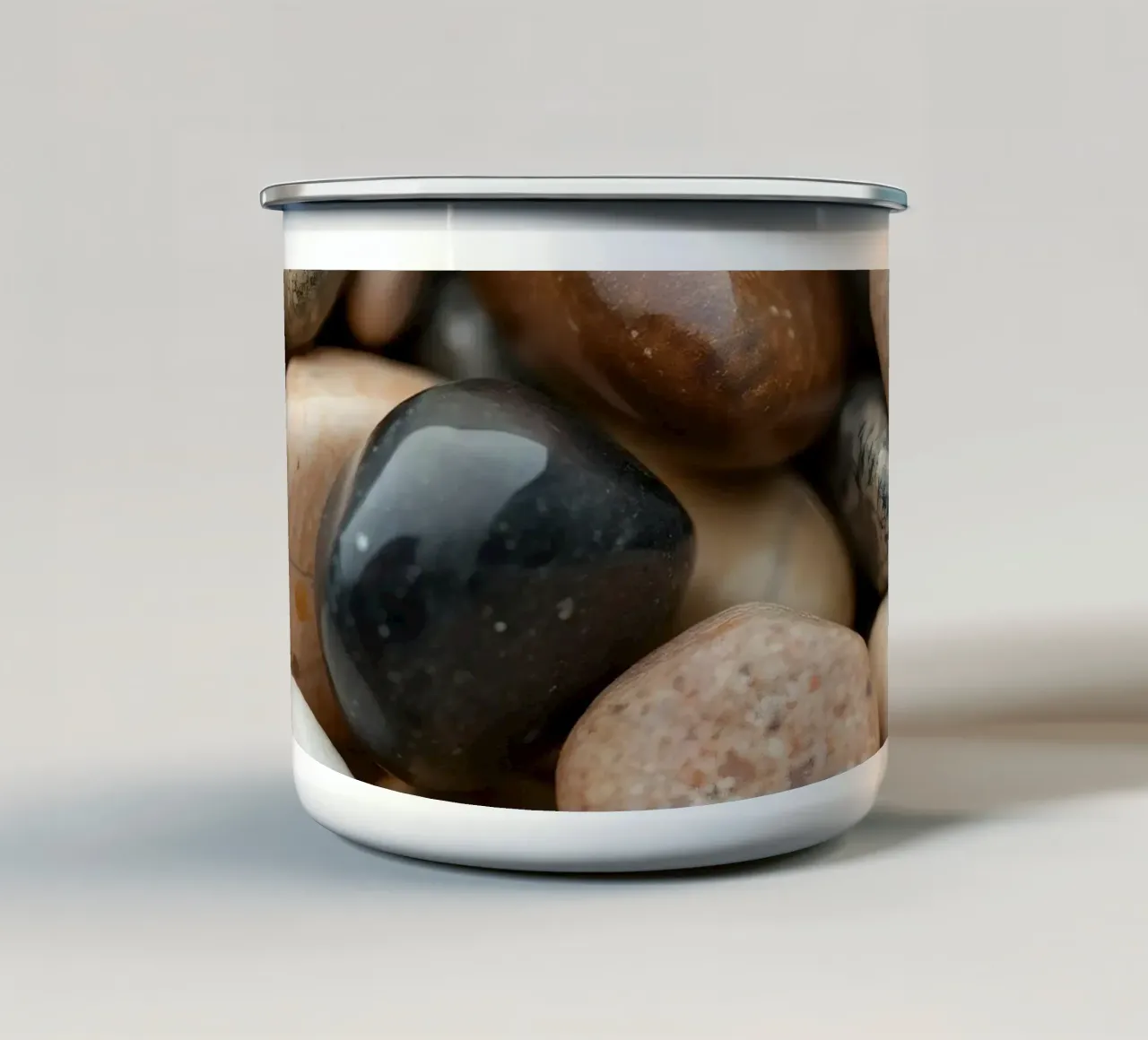 Collezione di pietre di fiume lisce di vari colori e dimensioni tazza in smalto da DesignDoodle