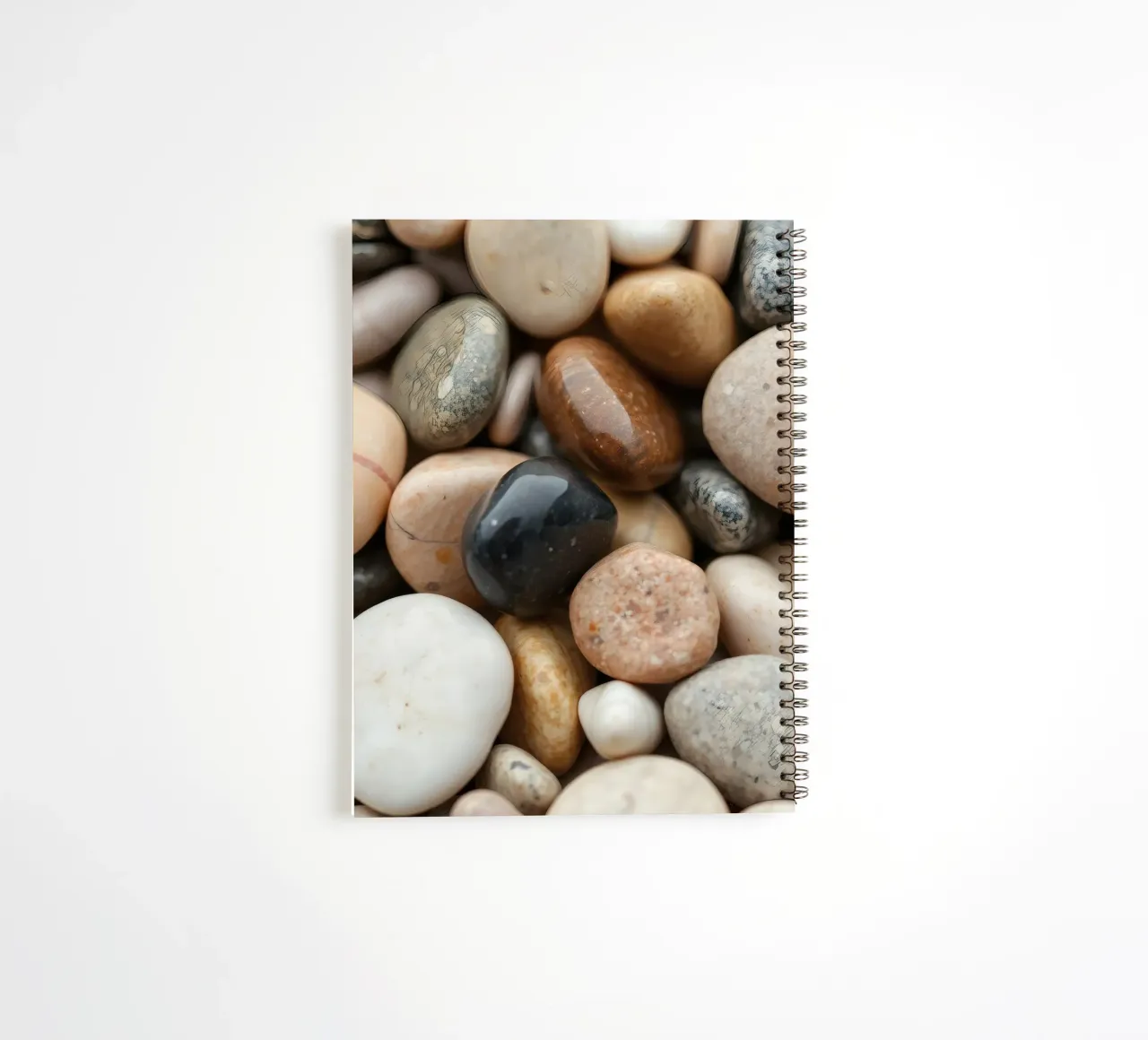 Collezione di pietre di fiume lisce di vari colori e dimensioni diario ad anelli da DesignDoodle