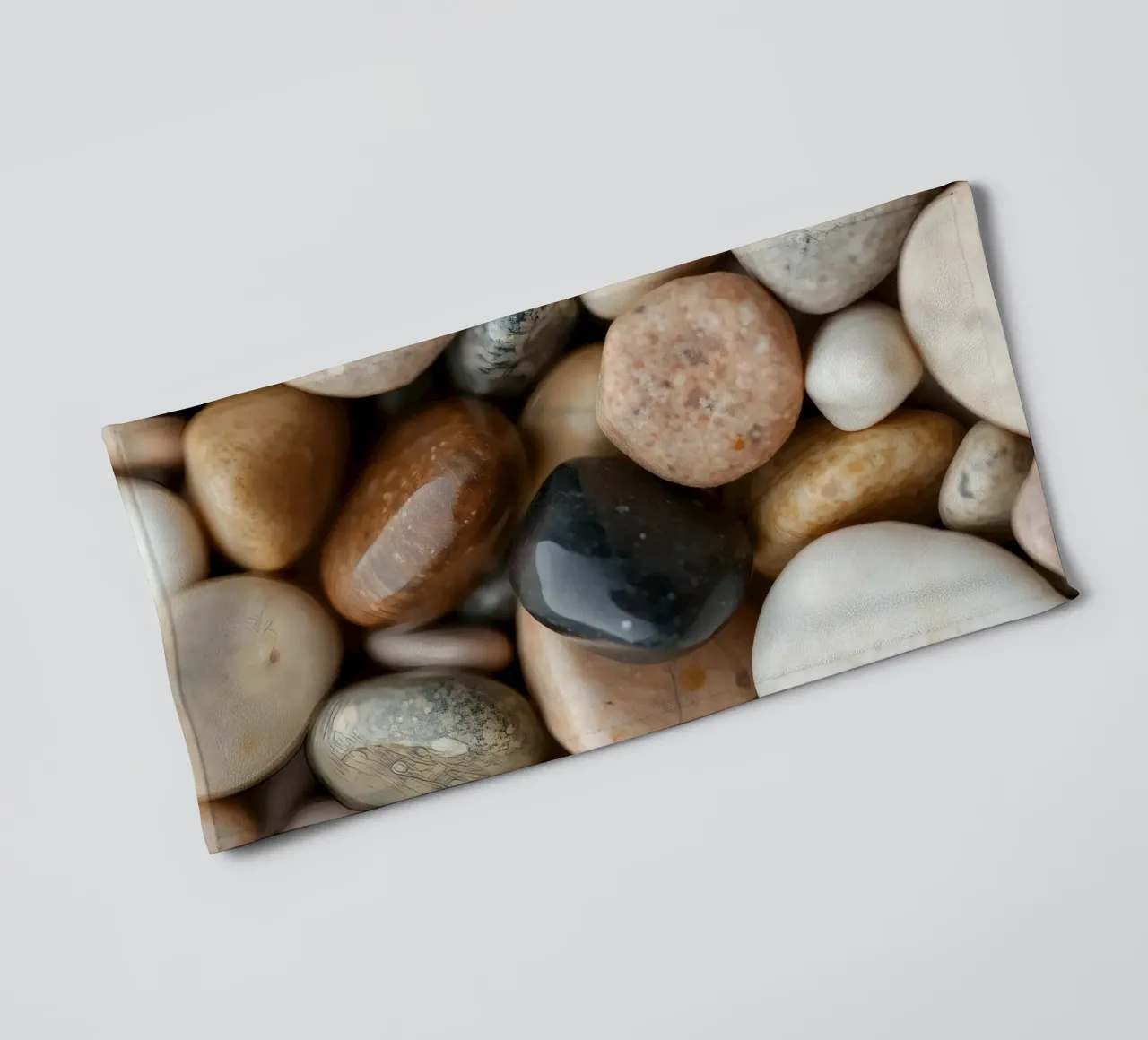 Collezione di pietre di fiume lisce di vari colori e dimensioni asciugamano da bagno da DesignDoodle