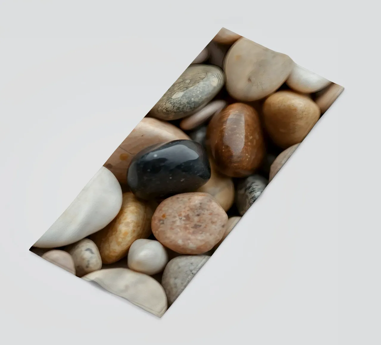 Collezione di pietre di fiume lisce di vari colori e dimensioni telo mare da DesignDoodle