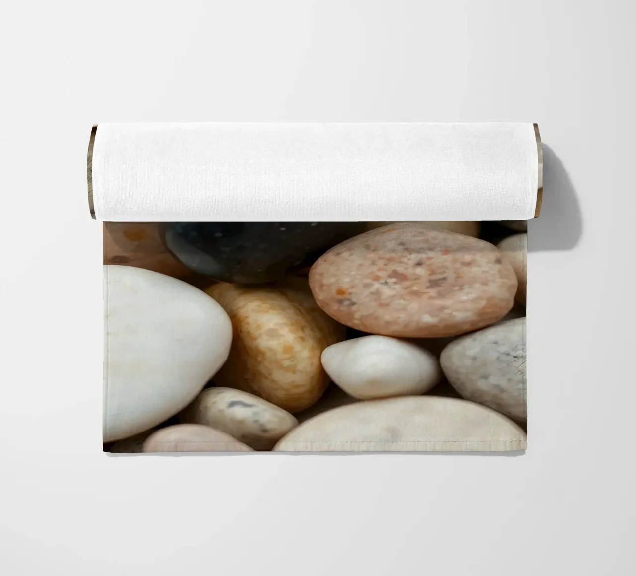 Collezione di pietre di fiume lisce di vari colori e dimensioni telo mare da DesignDoodle