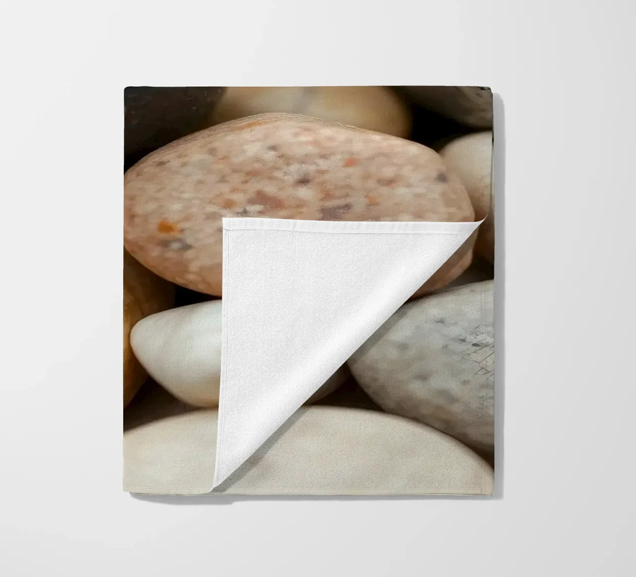 Collezione di pietre di fiume lisce di vari colori e dimensioni telo mare da DesignDoodle