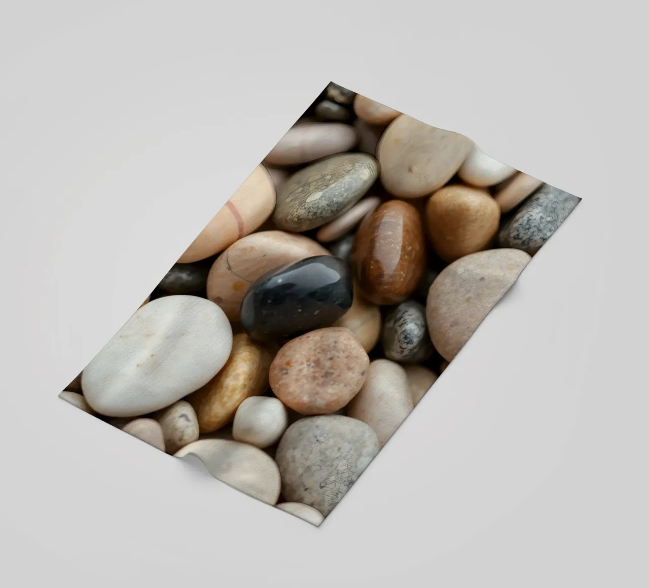 Collezione di pietre di fiume lisce di vari colori e dimensioni telo mare da DesignDoodle