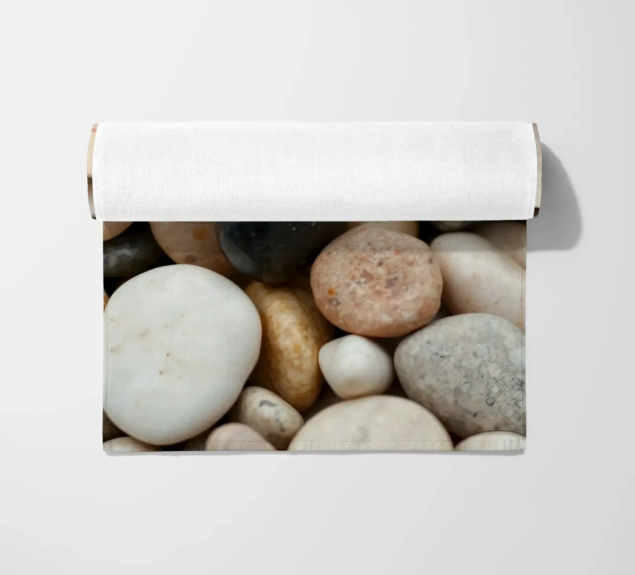 Collezione di pietre di fiume lisce di vari colori e dimensioni telo mare da DesignDoodle