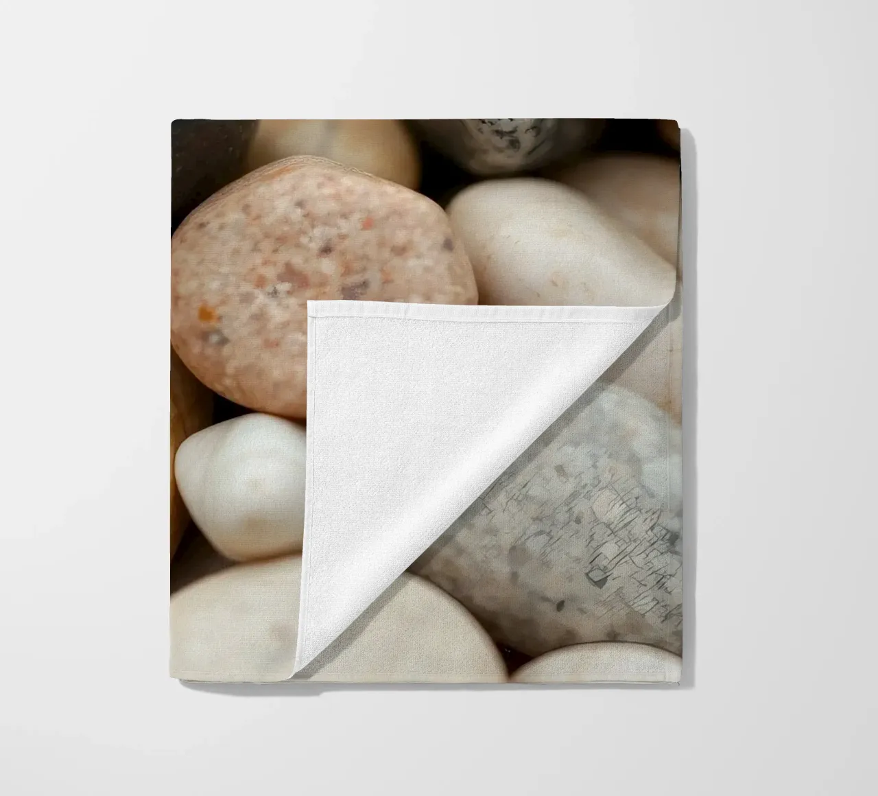 Collezione di pietre di fiume lisce di vari colori e dimensioni telo mare da DesignDoodle