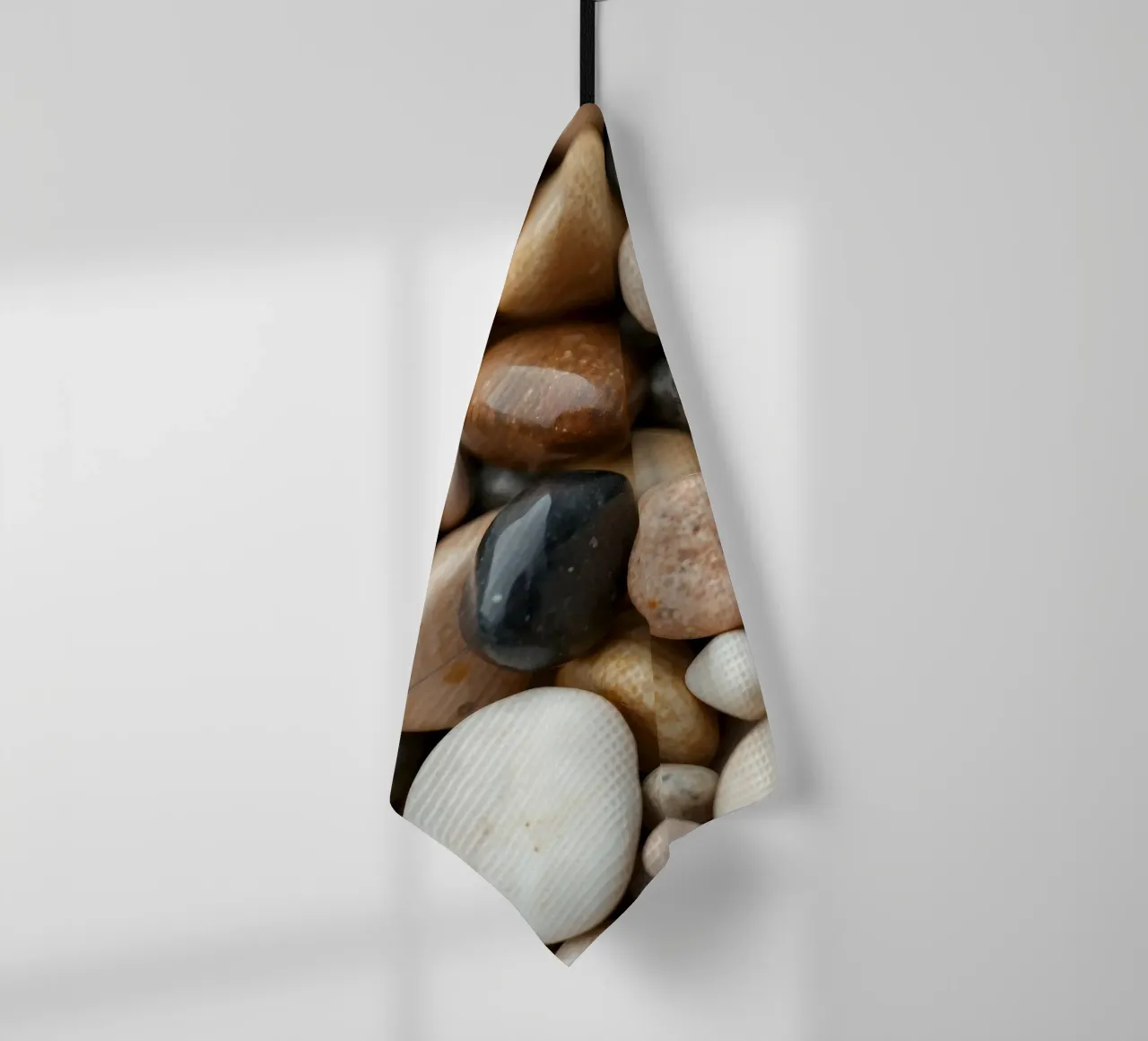 Collezione di pietre di fiume lisce di vari colori e dimensioni canovaccio da cucina da DesignDoodle