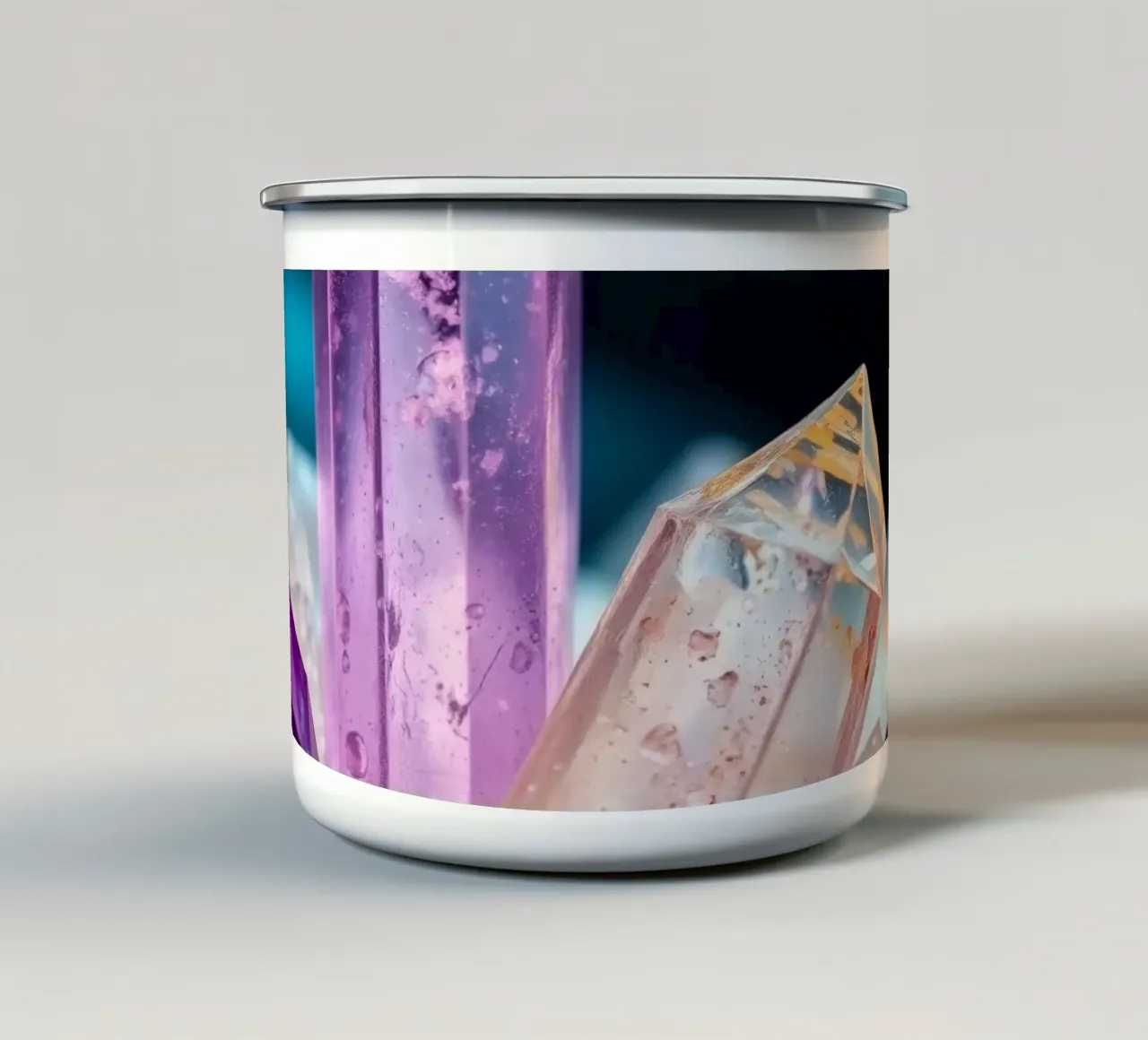 Cristalli di quarzo colorati disposti in un allestimento artistico tazza in smalto da DesignDoodle