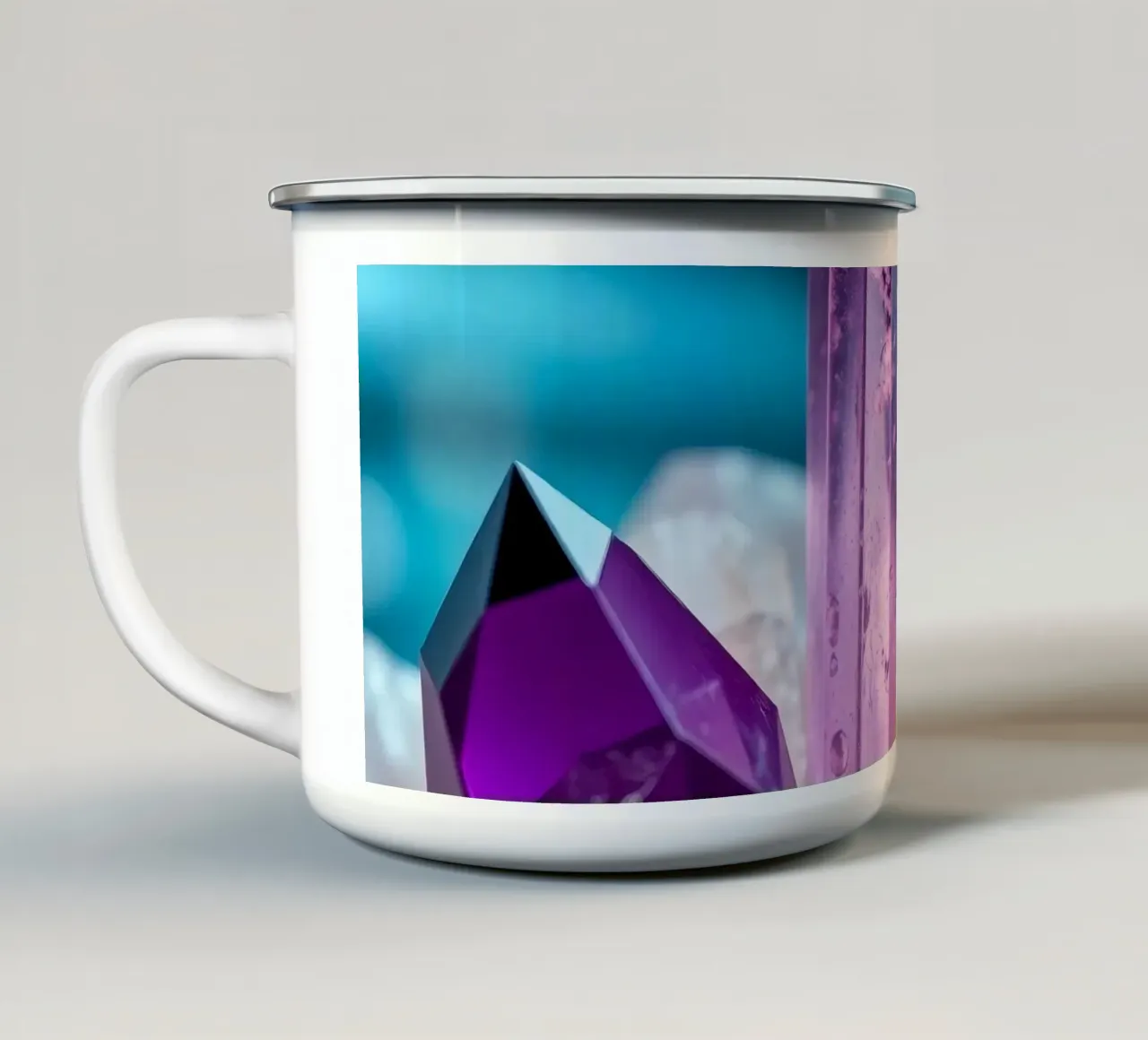Cristalli di quarzo colorati disposti in un allestimento artistico tazza in smalto da DesignDoodle