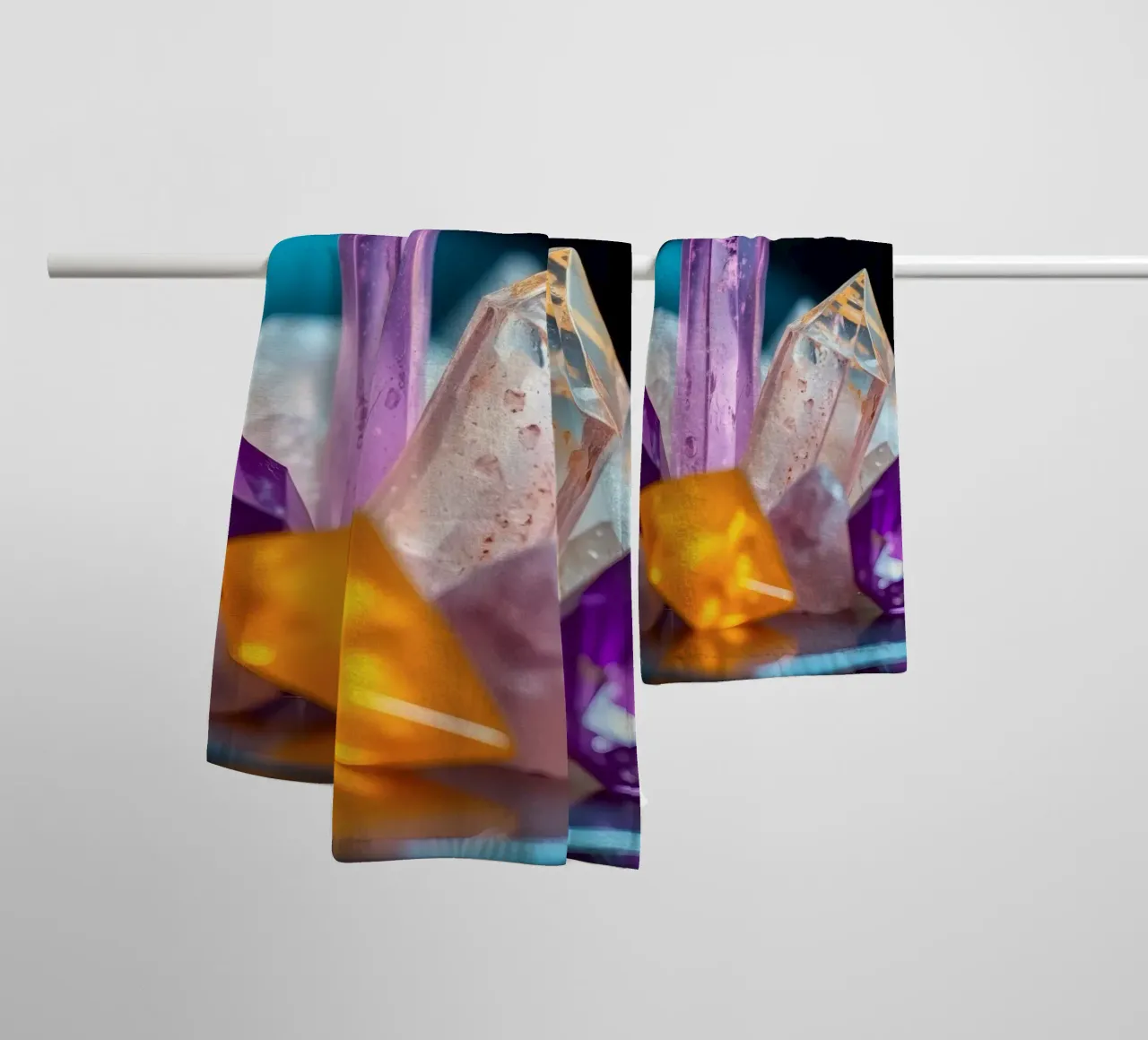 Cristalli di quarzo colorati disposti in un allestimento artistico asciugamano da bagno da DesignDoodle