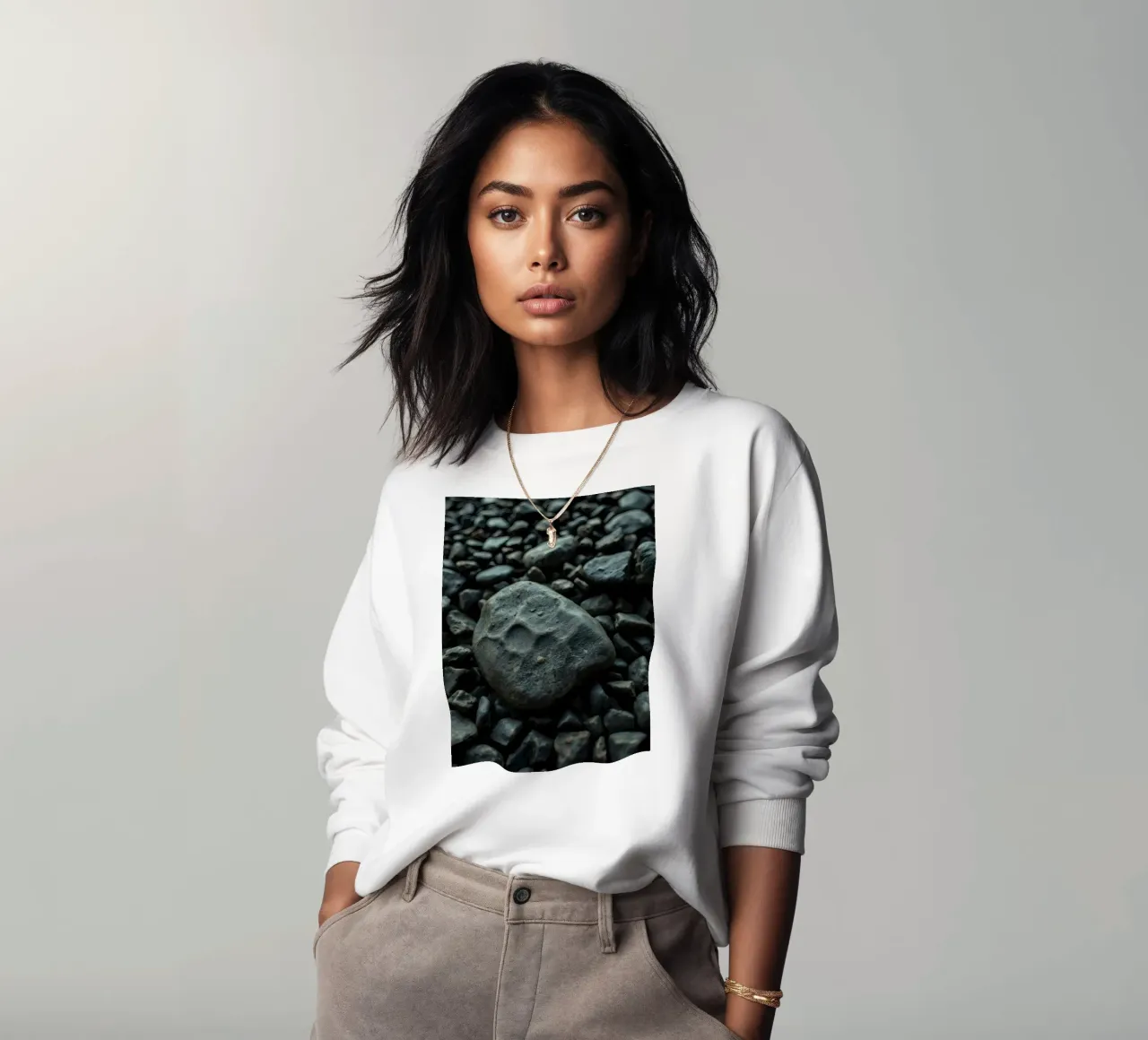 Pietre scure sparse su una spiaggia al tramonto felpa da DesignDoodle