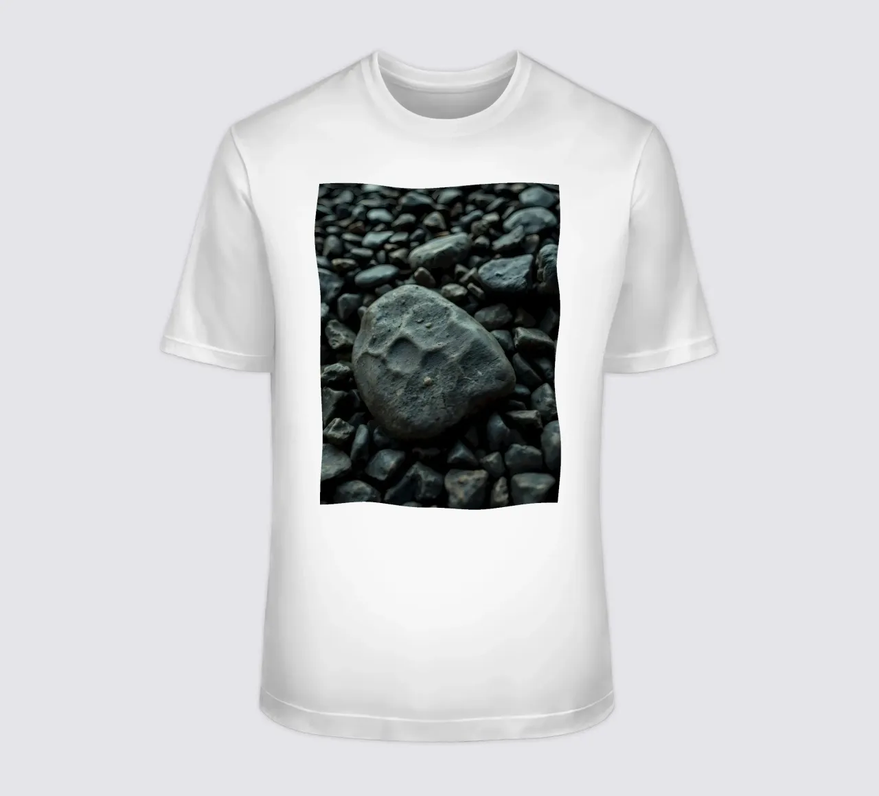 Pietre scure sparse su una spiaggia al tramonto t-shirt da DesignDoodle