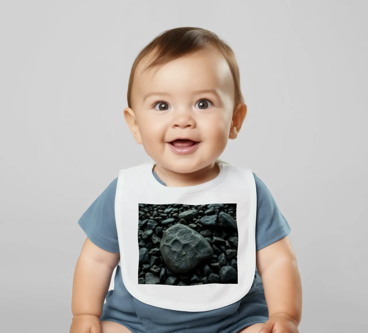 Pietre scure sparse su una spiaggia al tramonto bavaglino da DesignDoodle