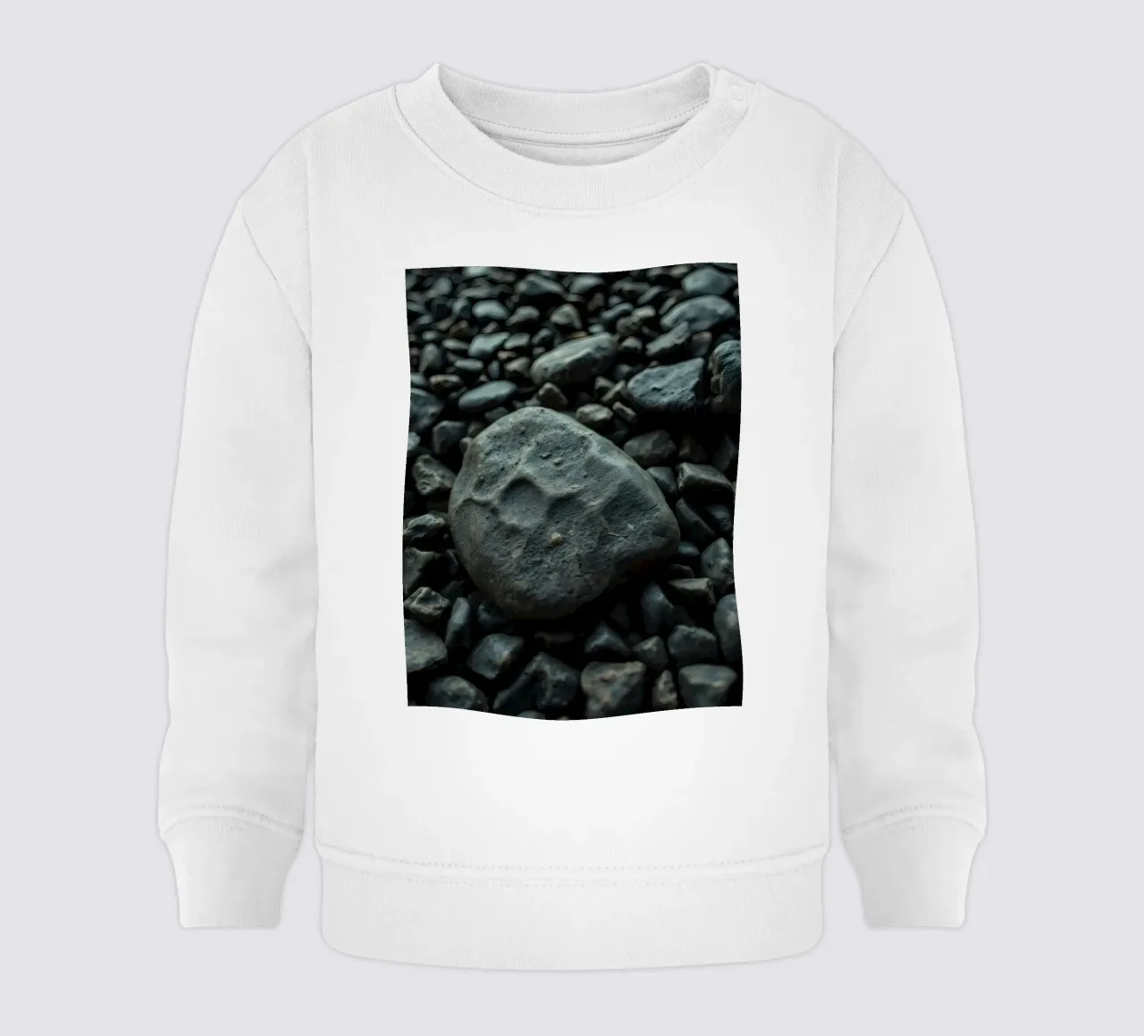 Stenen met donkere textuur verspreid over een strand in de schemering baby sweatshirt van DesignDoodle