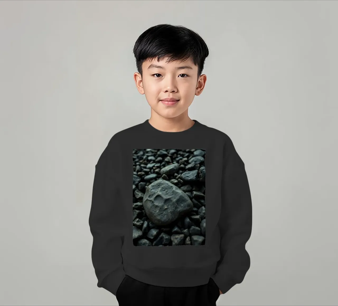 Pietre scure sparse su una spiaggia al tramonto felpa bambino da DesignDoodle