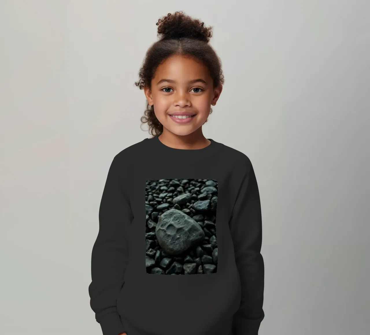 Pietre scure sparse su una spiaggia al tramonto felpa bambino da DesignDoodle
