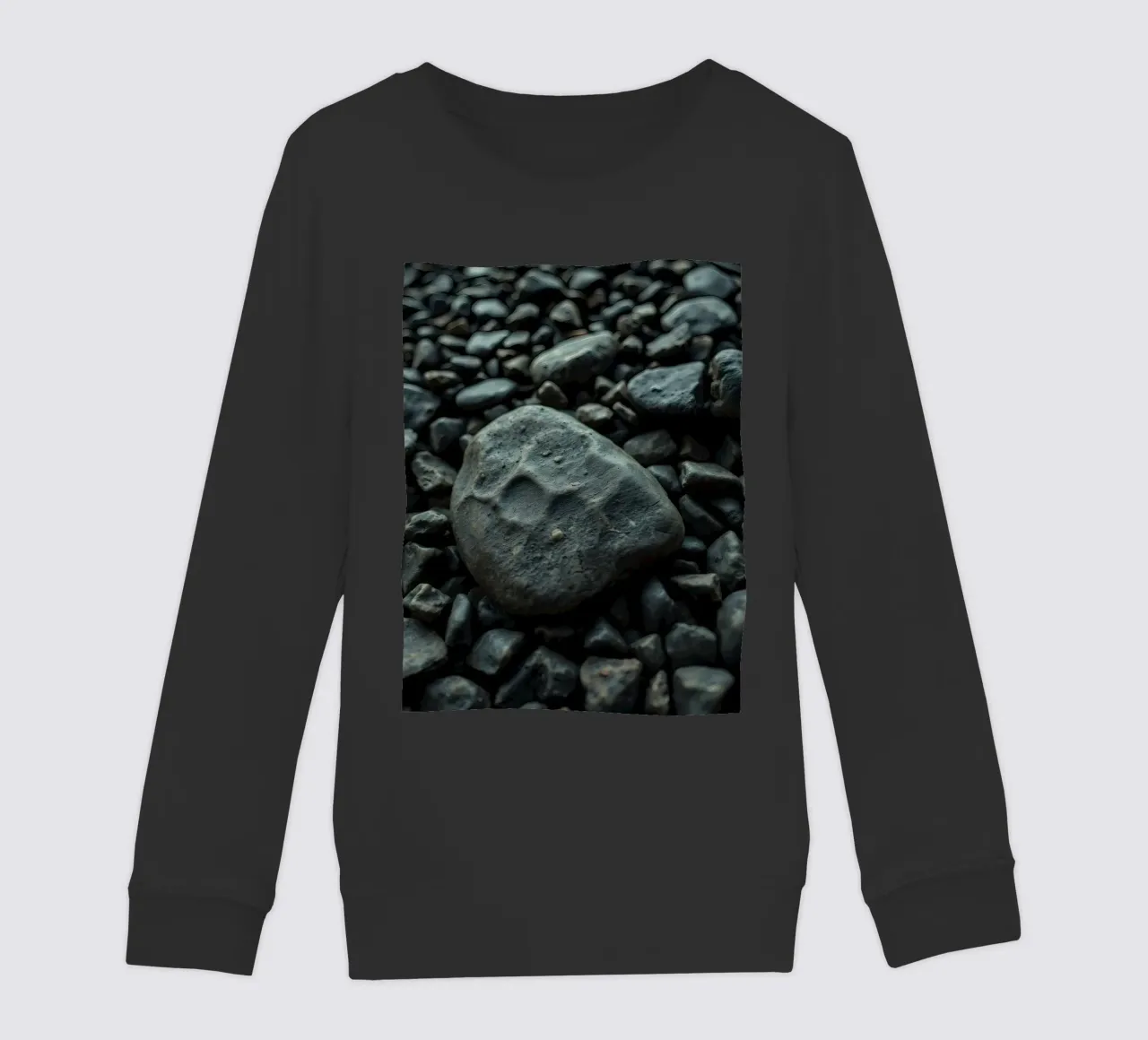 Pietre scure sparse su una spiaggia al tramonto felpa bambino da DesignDoodle