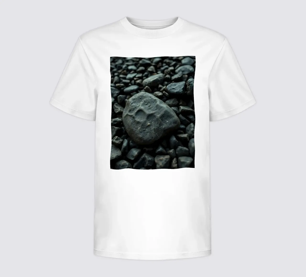 Pietre scure sparse su una spiaggia al tramonto t-shirt bambini da DesignDoodle