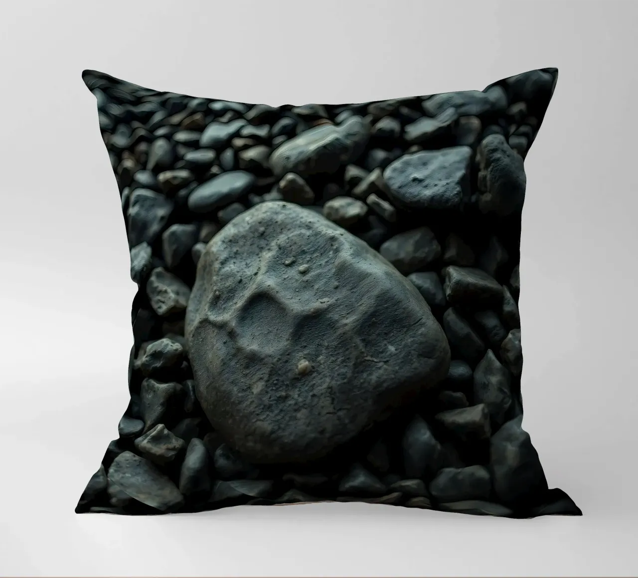 Pietre scure sparse su una spiaggia al tramonto cuscino da DesignDoodle