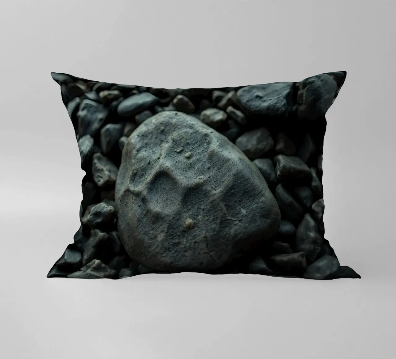 Pietre scure sparse su una spiaggia al tramonto cuscino da DesignDoodle