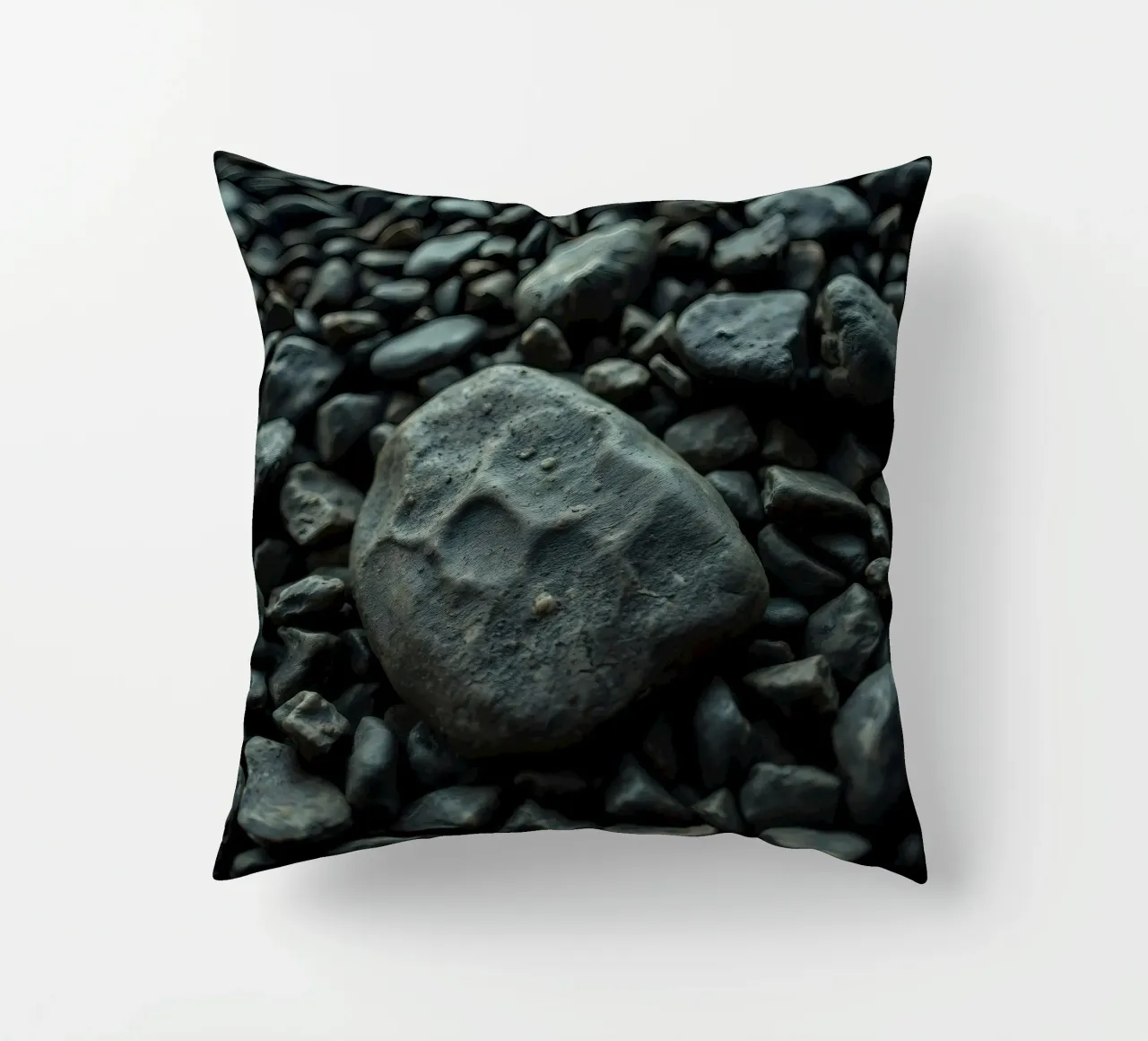 Pietre scure sparse su una spiaggia al tramonto cuscino da DesignDoodle