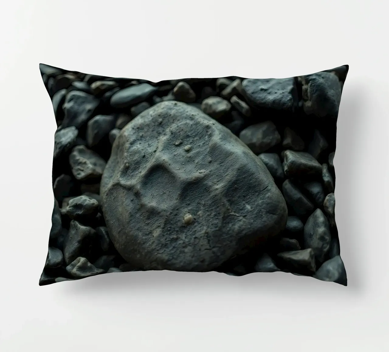 Pietre scure sparse su una spiaggia al tramonto cuscino da DesignDoodle