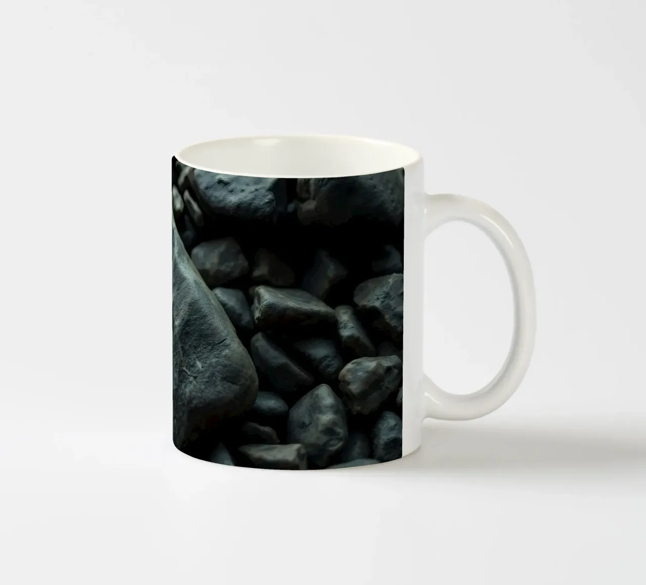 Pietre scure sparse su una spiaggia al tramonto tazza in ceramica da DesignDoodle