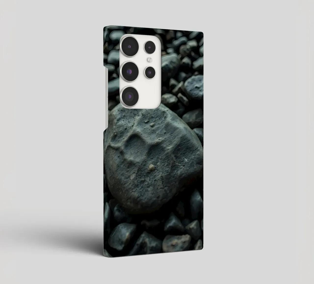 Pietre scure sparse su una spiaggia al tramonto cover samsung da DesignDoodle