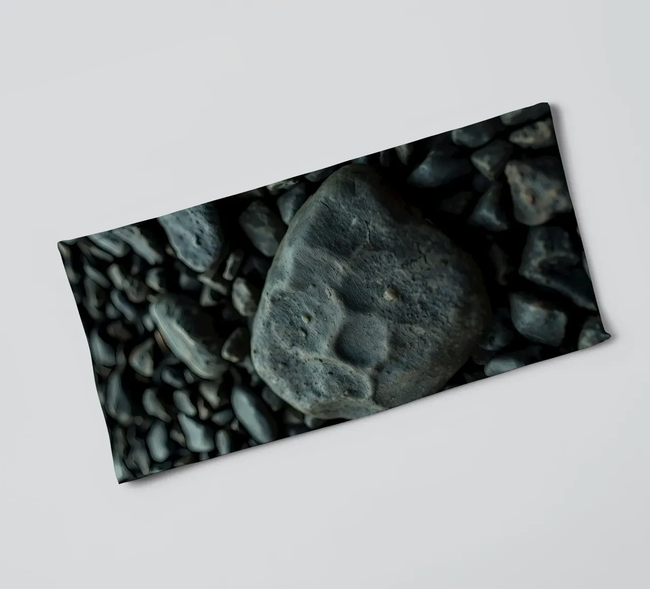 Pietre scure sparse su una spiaggia al tramonto asciugamano da bagno da DesignDoodle