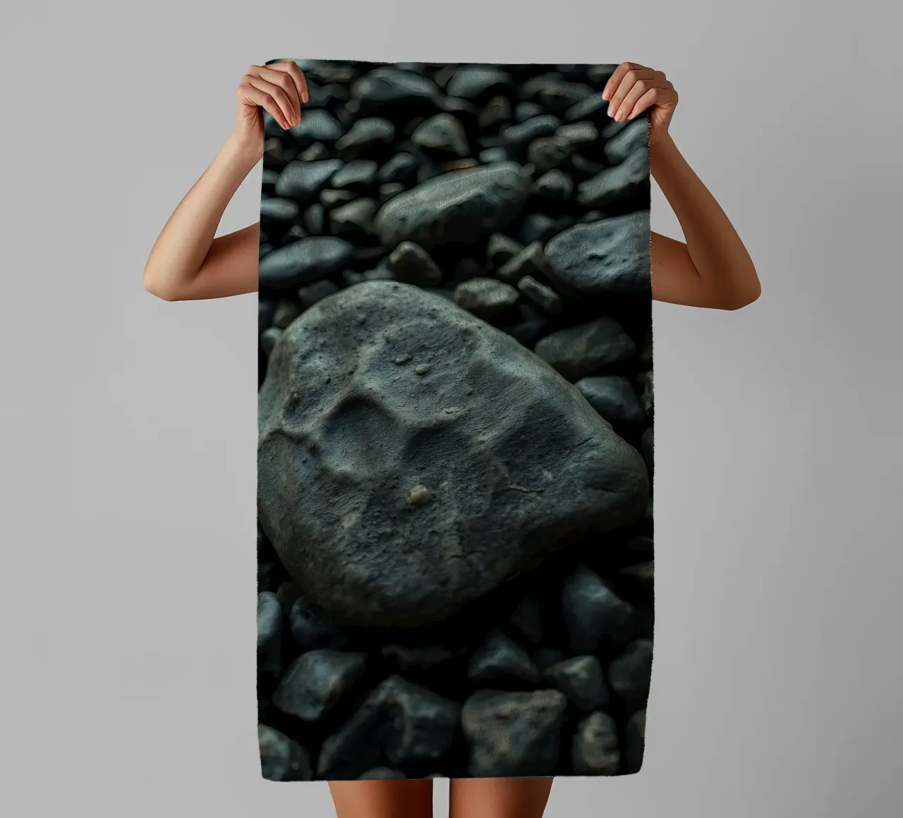 Pietre scure sparse su una spiaggia al tramonto asciugamano da bagno da DesignDoodle