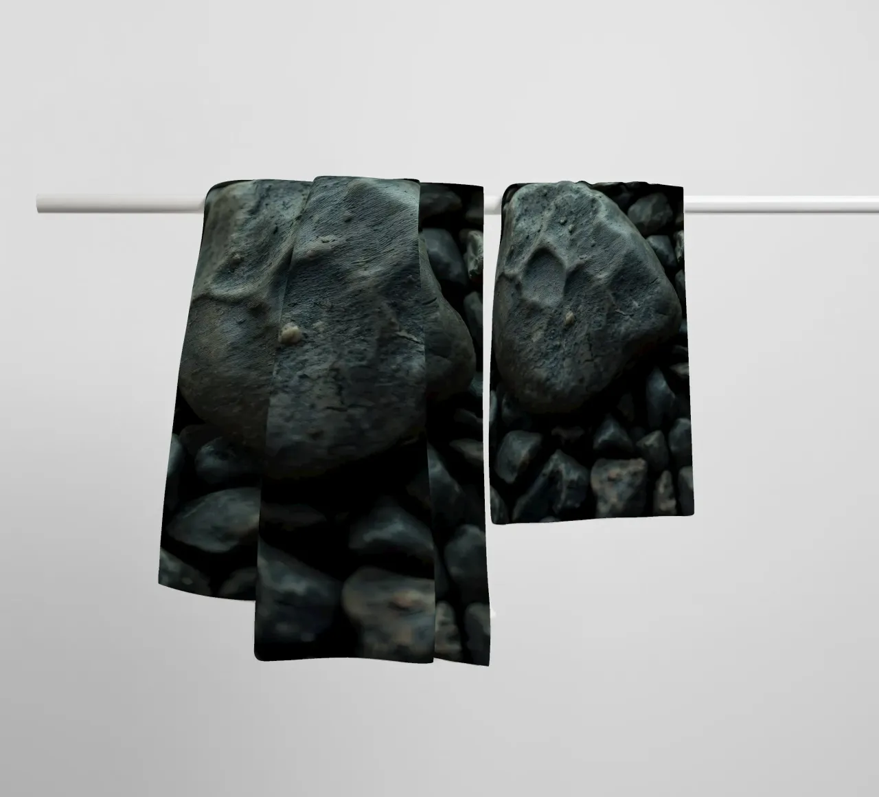 Pietre scure sparse su una spiaggia al tramonto asciugamano da bagno da DesignDoodle