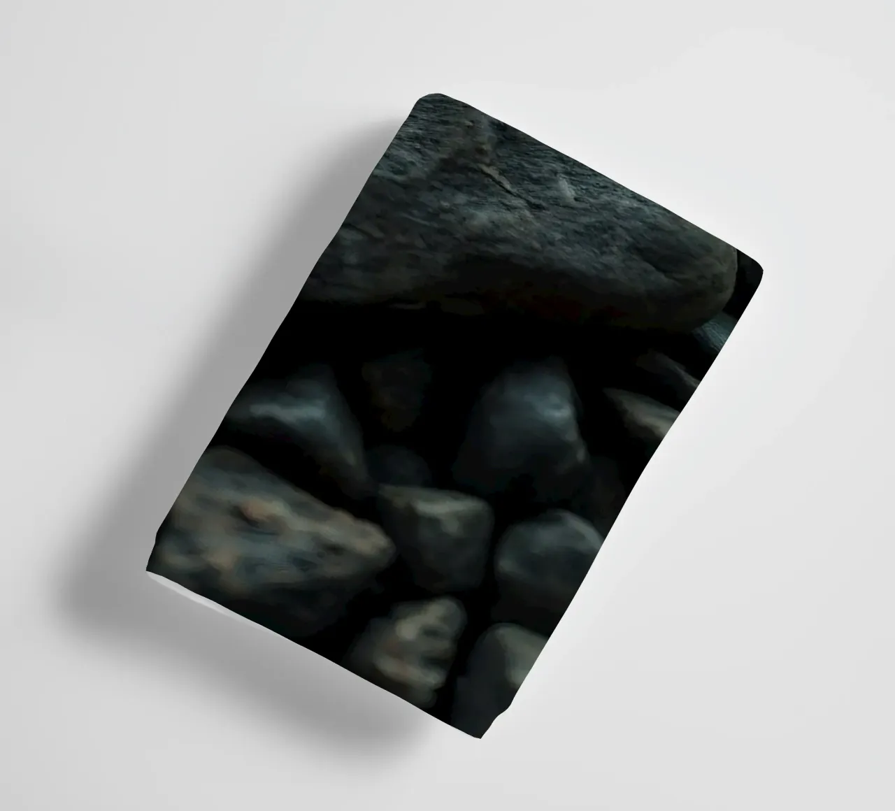 Pietre scure sparse su una spiaggia al tramonto asciugamano da bagno da DesignDoodle