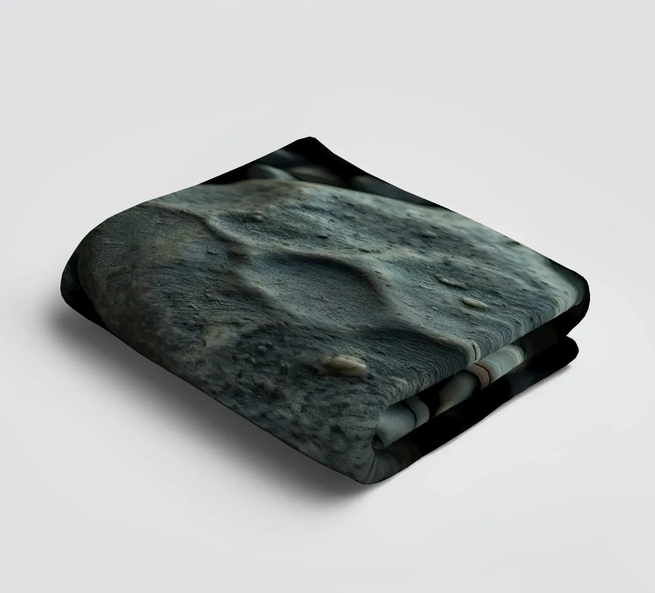 Pietre scure sparse su una spiaggia al tramonto asciugamano da bagno da DesignDoodle