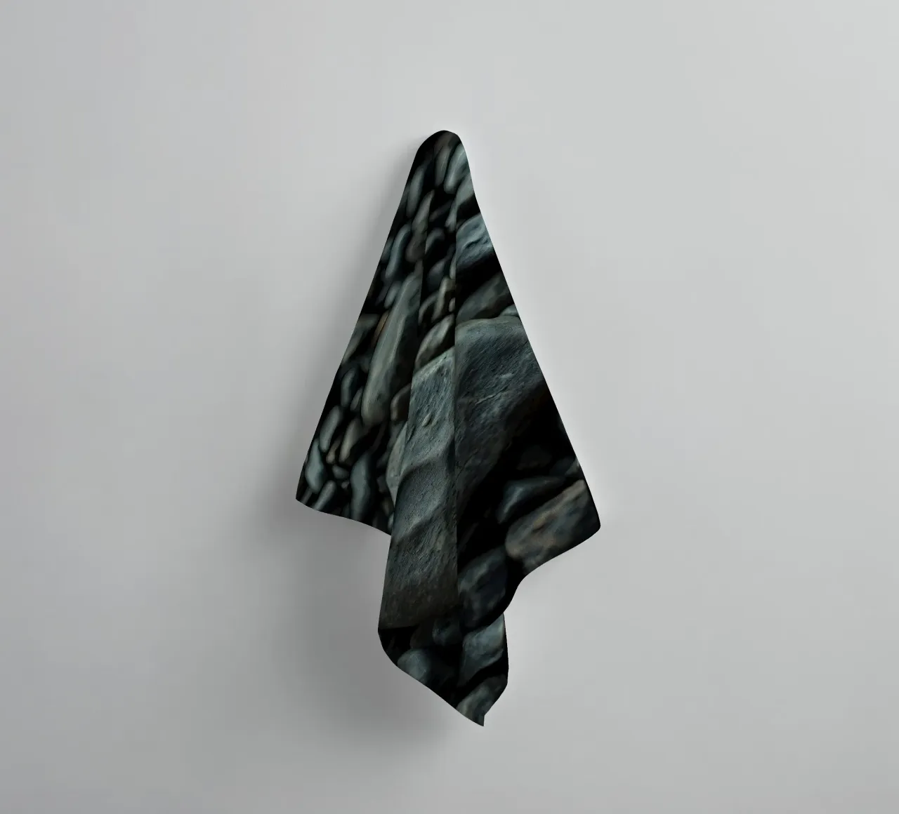 Pietre scure sparse su una spiaggia al tramonto asciugamano da bagno da DesignDoodle