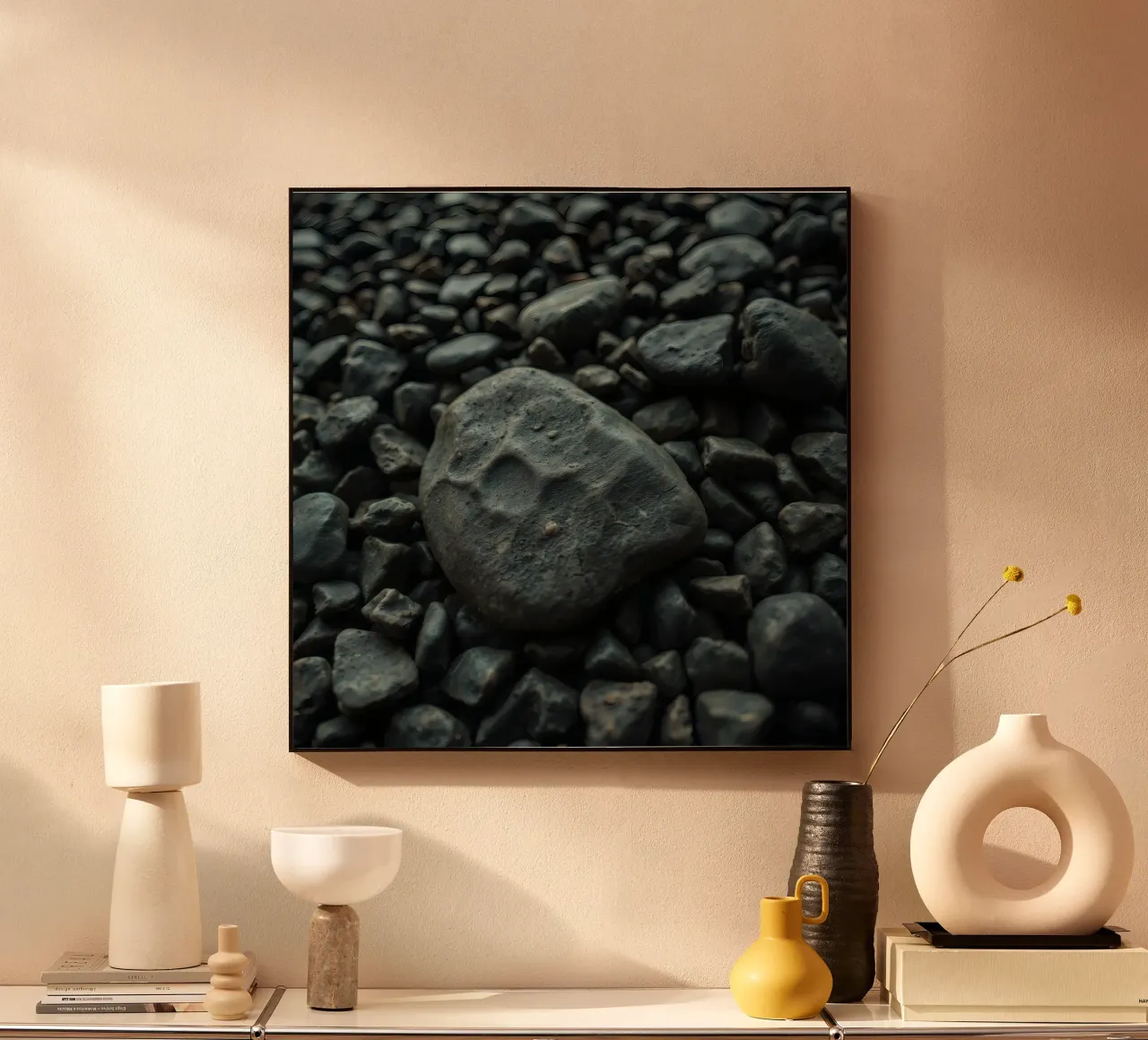 Pietre scure sparse su una spiaggia al tramonto plexiglass da DesignDoodle