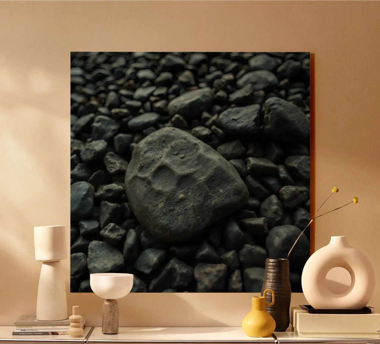 Pietre scure sparse su una spiaggia al tramonto plexiglass da DesignDoodle