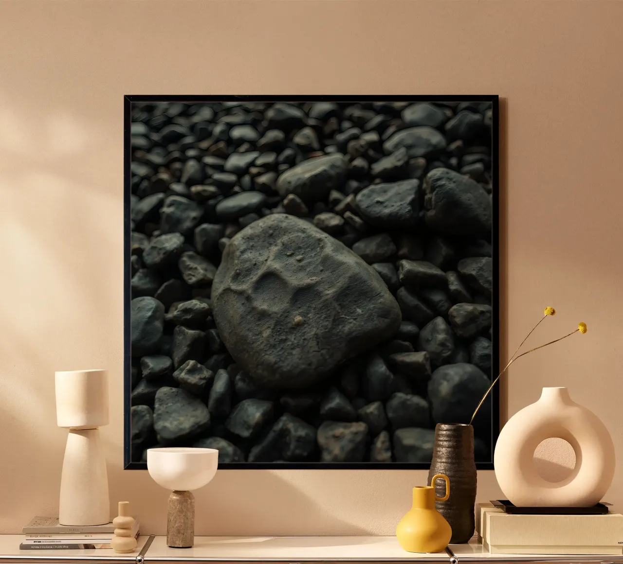 Pietre scure sparse su una spiaggia al tramonto carta hahnemühle da DesignDoodle