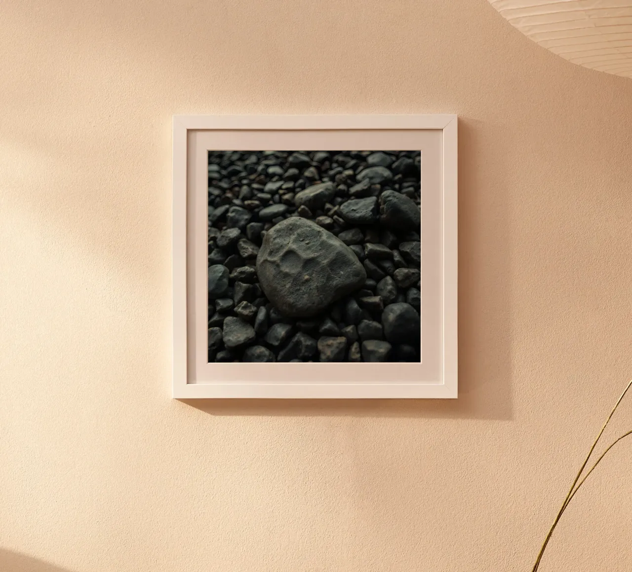 Pietre scure sparse su una spiaggia al tramonto carta hahnemühle da DesignDoodle