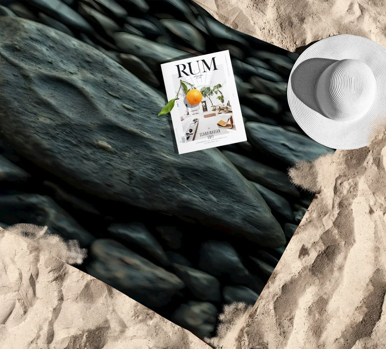 Pietre scure sparse su una spiaggia al tramonto telo mare da DesignDoodle