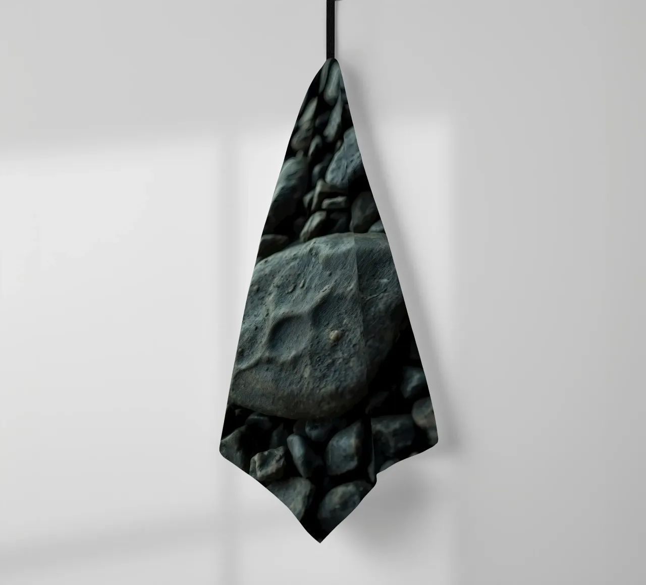 Pietre scure sparse su una spiaggia al tramonto canovaccio da cucina da DesignDoodle