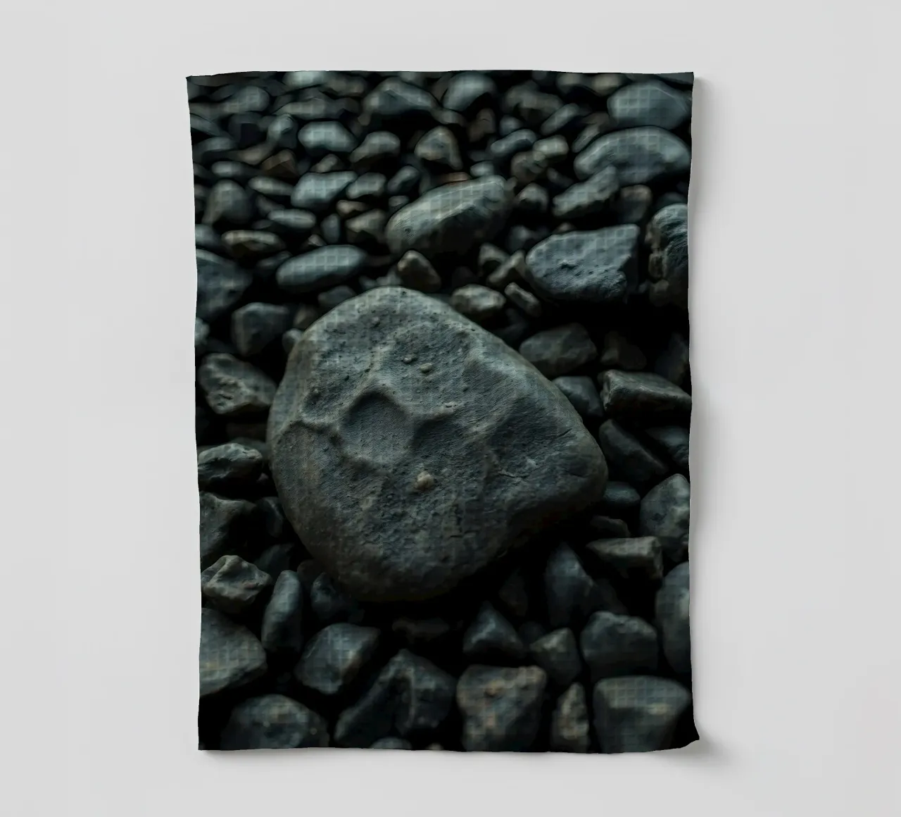 Pietre scure sparse su una spiaggia al tramonto canovaccio da cucina da DesignDoodle