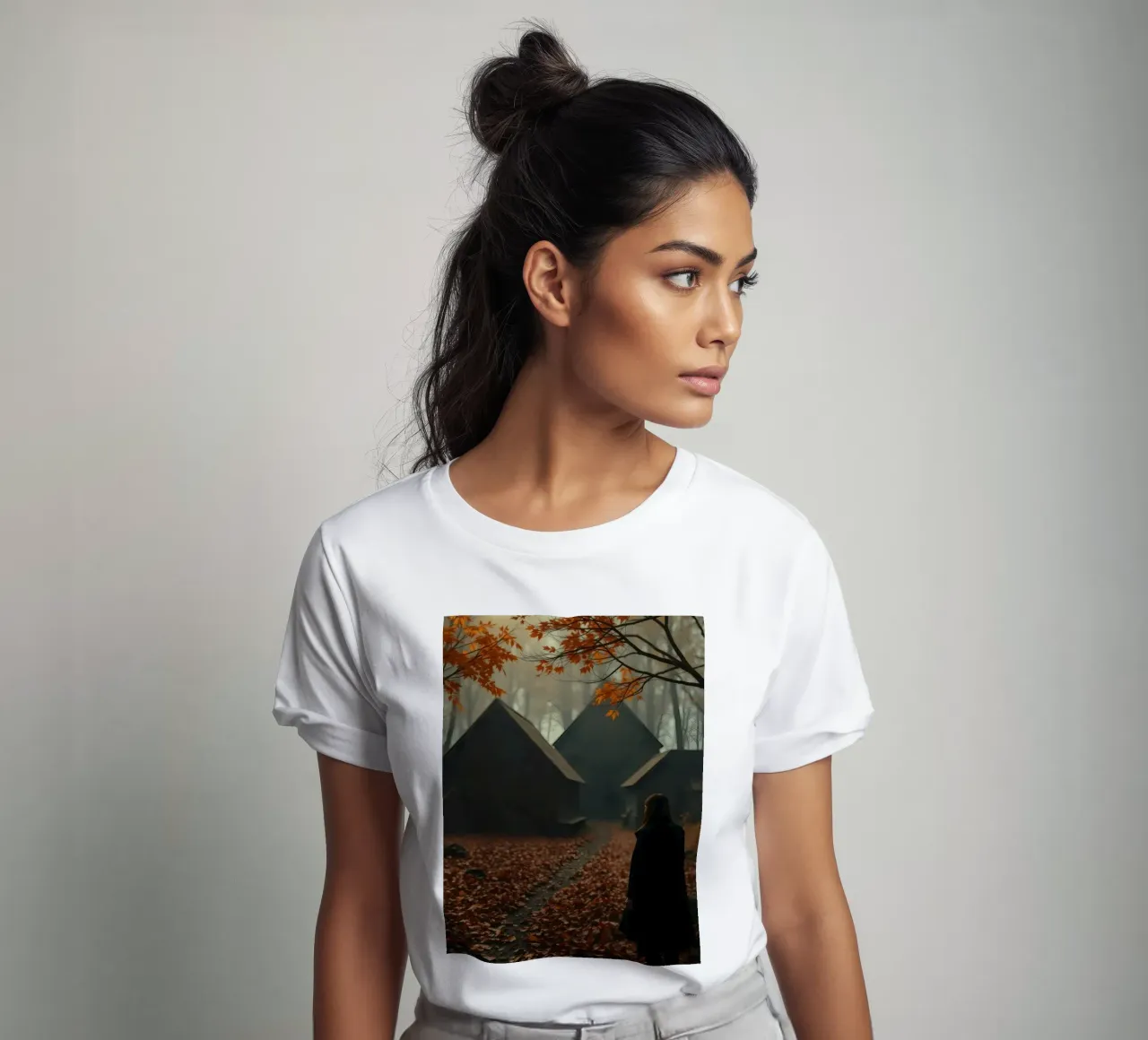 Donna che cammina in un bosco autunnale con sfondo nebbioso t-shirt da DesignDoodle